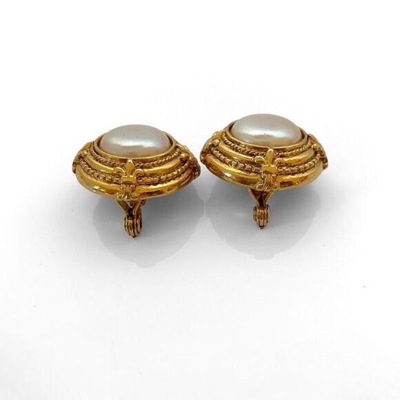 Vintage Faux Pearl Gold Circular Clip Earrings - Picture 5 of 7